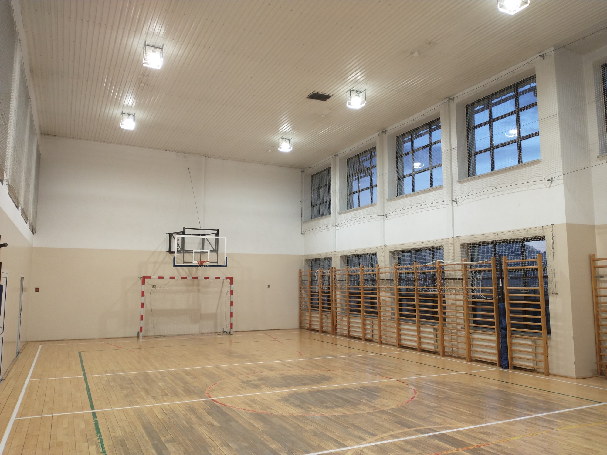 Gmina Łososina Dolna inwestuje w nowe oświetlenie sal gimnastycznych i tym samym obniża koszty związane z zużyciem energii elektrycznej!