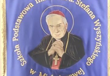 Biskup Stanisław Salaterski poświęcił sztandar Szkoły Podstawowej w Michalczowej, której patronuje bł. kard. Stefan Wyszyński.