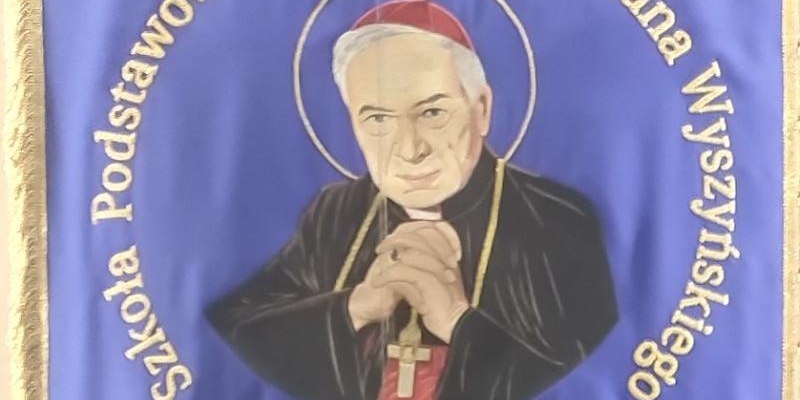 Biskup Stanisław Salaterski poświęcił sztandar Szkoły Podstawowej w Michalczowej, której patronuje bł. kard. Stefan Wyszyński.