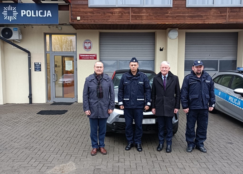 Nowy radiowóz trafił do łososińskiego komisariatu Policji