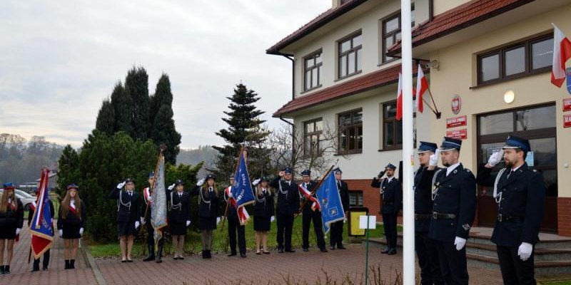 Uroczyste podniesienie flagi i odśpiewanie hymnu przed budynkiem Urzędu Gminy
