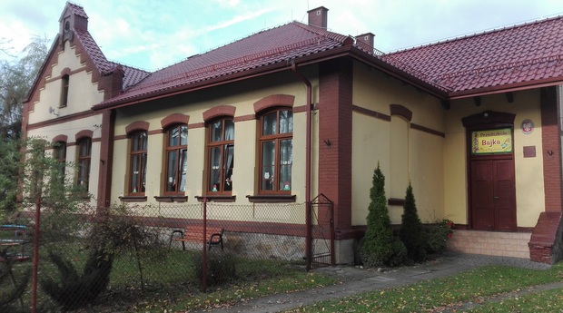 Odnowienie elewacji zabytkowego budynku przedszkola w miejscowości Tęgoborze
